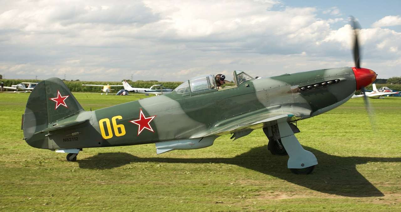 Jak-9 puzzle ze zdjęcia