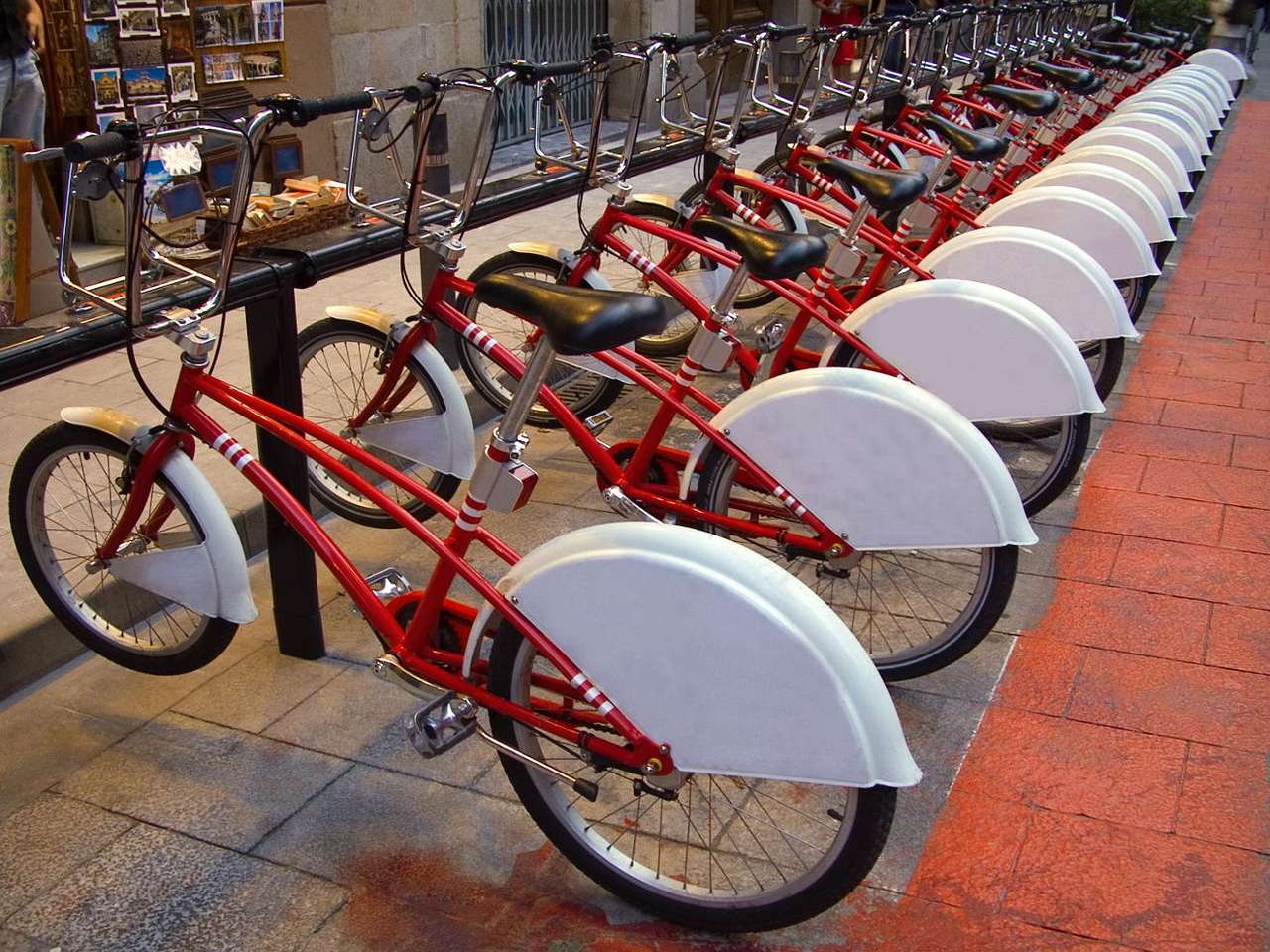 Wypożyczalnia rowerów puzzle online ze zdjęcia