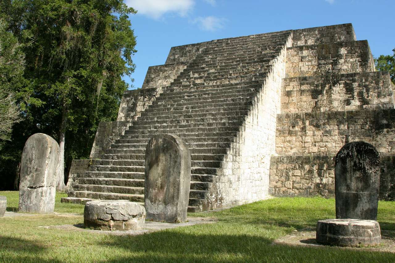 Piramida w Tikal (Gwatemala) puzzle online ze zdjęcia
