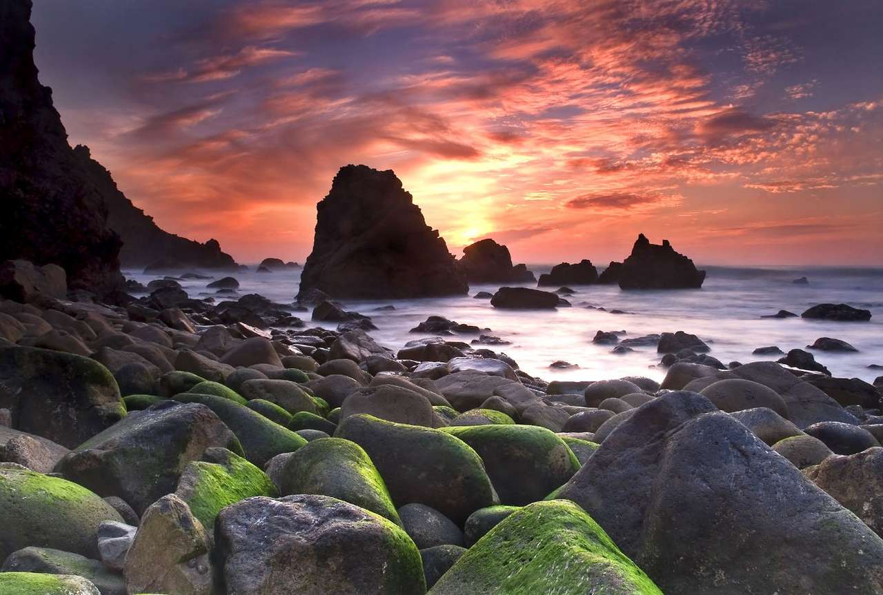 Zachód słońca nad skalistą plażą Ursa (Portugalia) puzzle online