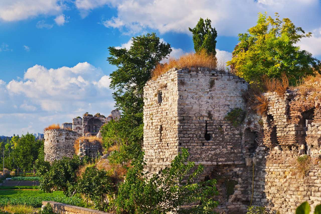 Ruiny Murów Konstantynopola w Stambule (Turcja) puzzle online
