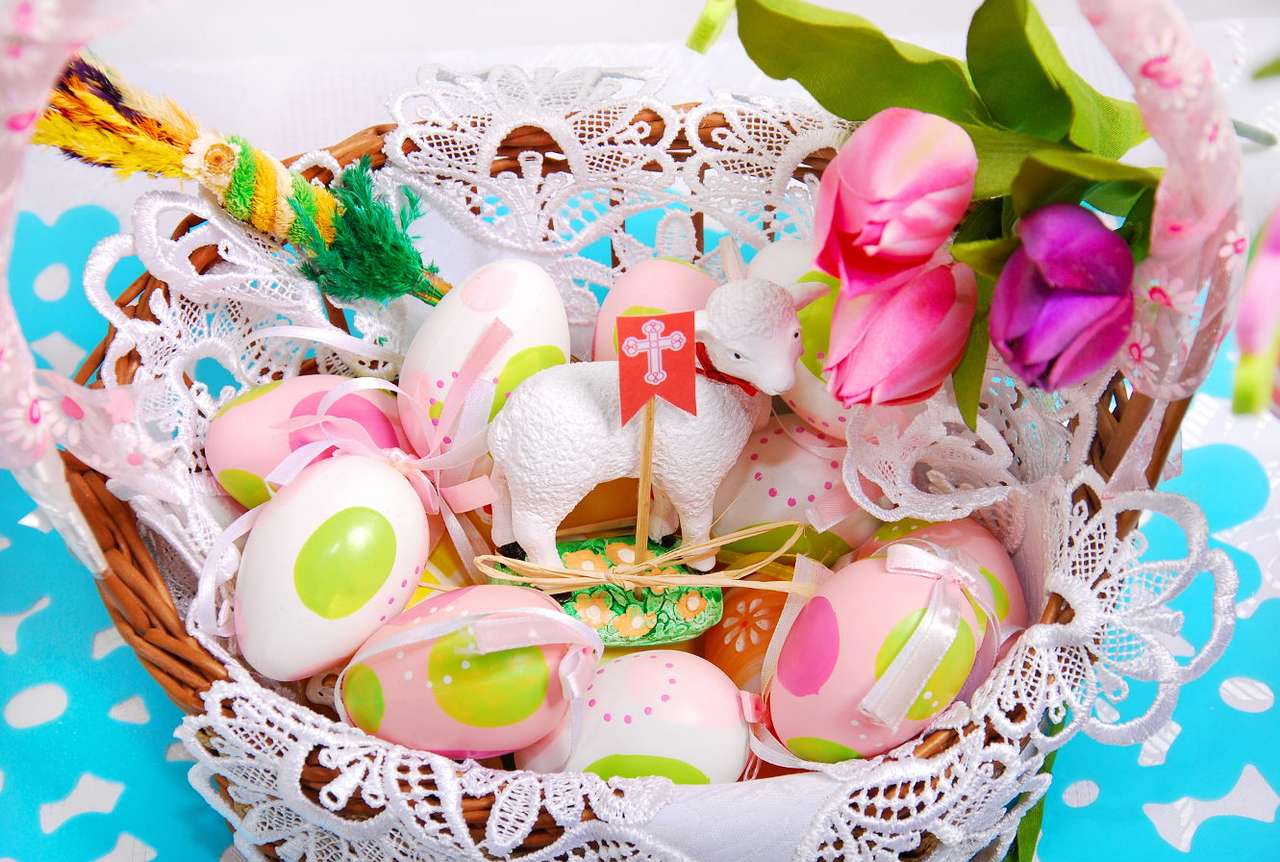 Wielkanocny koszyk z pisankami i barankiem puzzle
