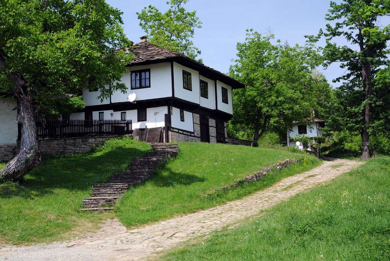 Tradycyjny biały dom w wiosce Bozhentsi (Bułgaria) puzzle ze zdjęcia