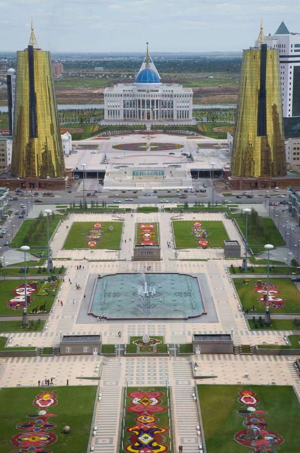 Widok na Astanę z wieży widokowej Bajterek (Kazachstan) puzzle online