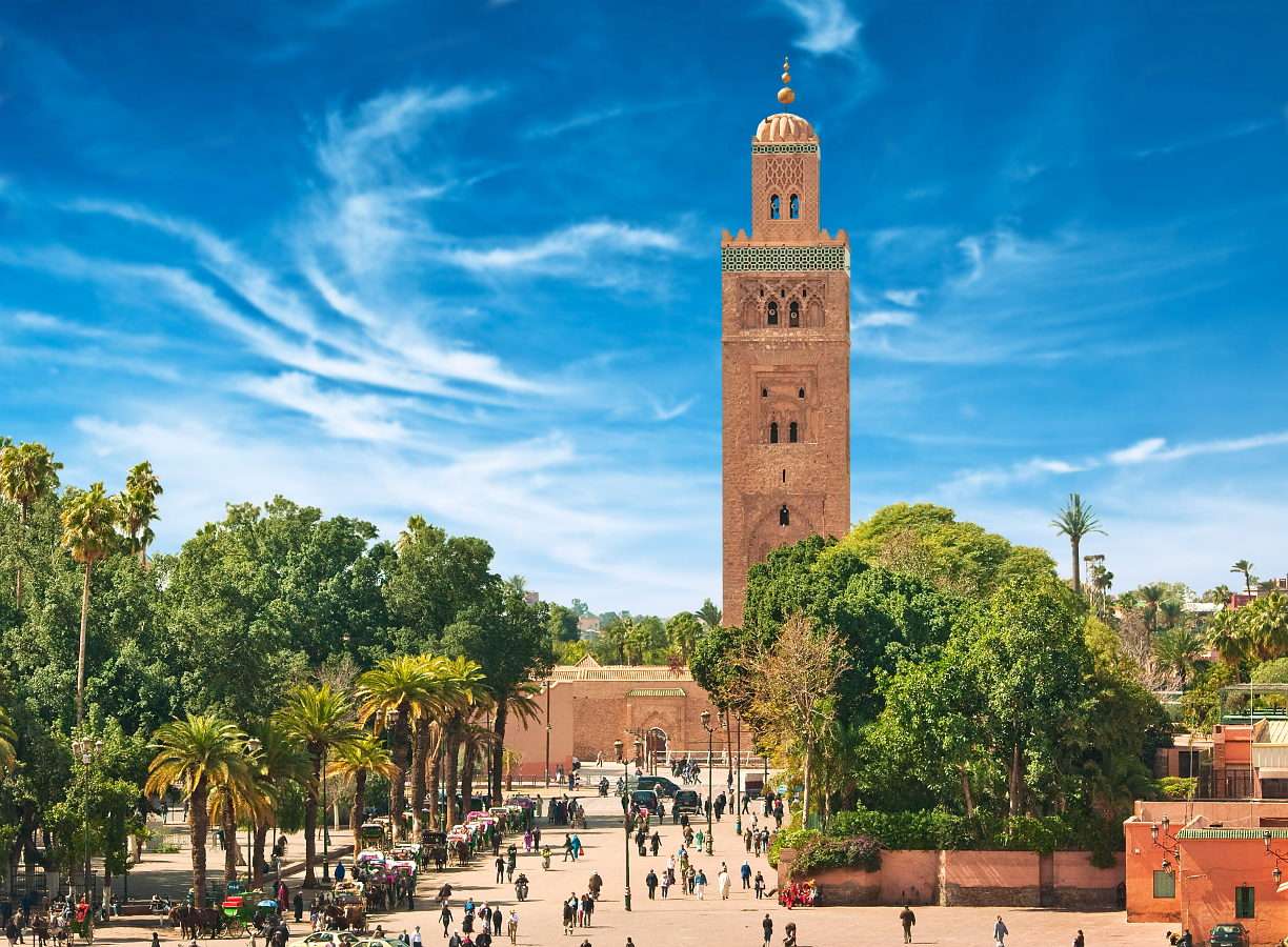 Plac główny z meczetem Kutubijja w Marrakeszu (Maroko) puzzle ze zdjęcia