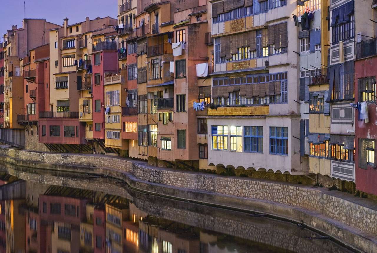 Budynki nad rzeką Onyar w Gironie (Hiszpania) puzzle online
