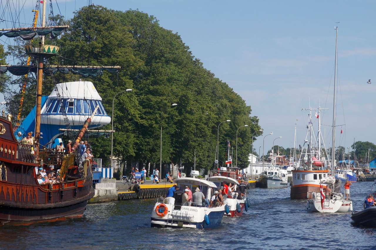 Statki i jachty wpływające do portu w Darłowie puzzle online ze zdjęcia