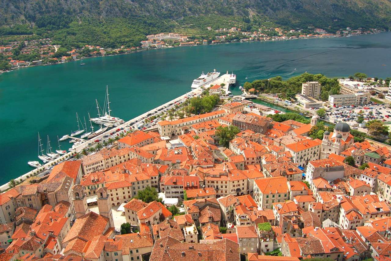 Widok z lotu ptaka na Kotor (Czarnogóra) puzzle online ze zdjęcia