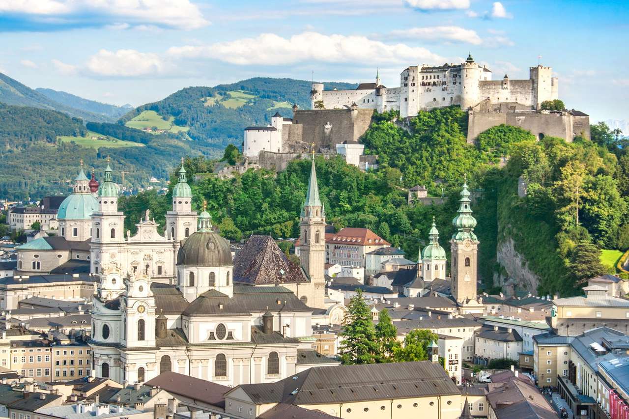 Widok na starówkę Salzburga z zamkiem w tle (Austria) puzzle ze zdjęcia