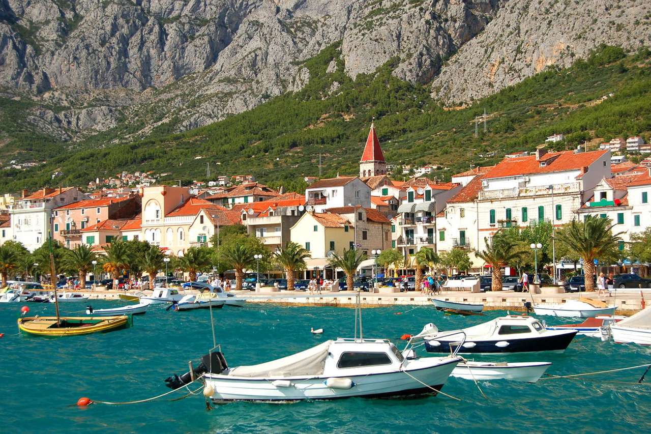Łodzie u wybrzeża miejscowości Makarska (Chorwacja) puzzle online ze zdjęcia