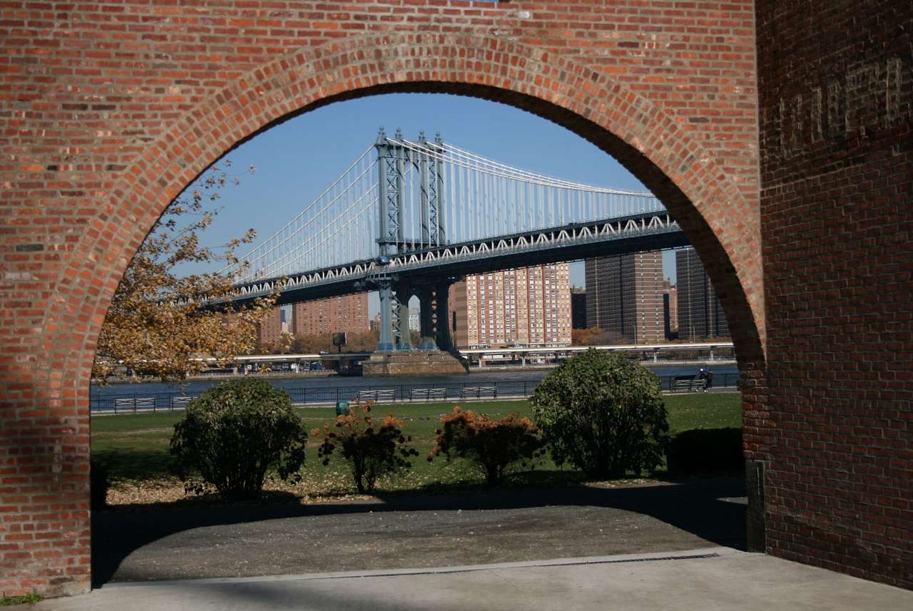 Cieśnina East River i most Manhattan Bridge (USA) puzzle ze zdjęcia