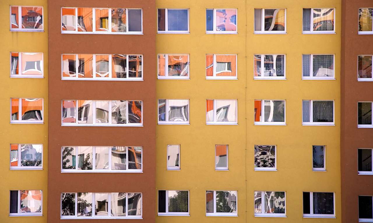 Okna mieszkań w bloku puzzle