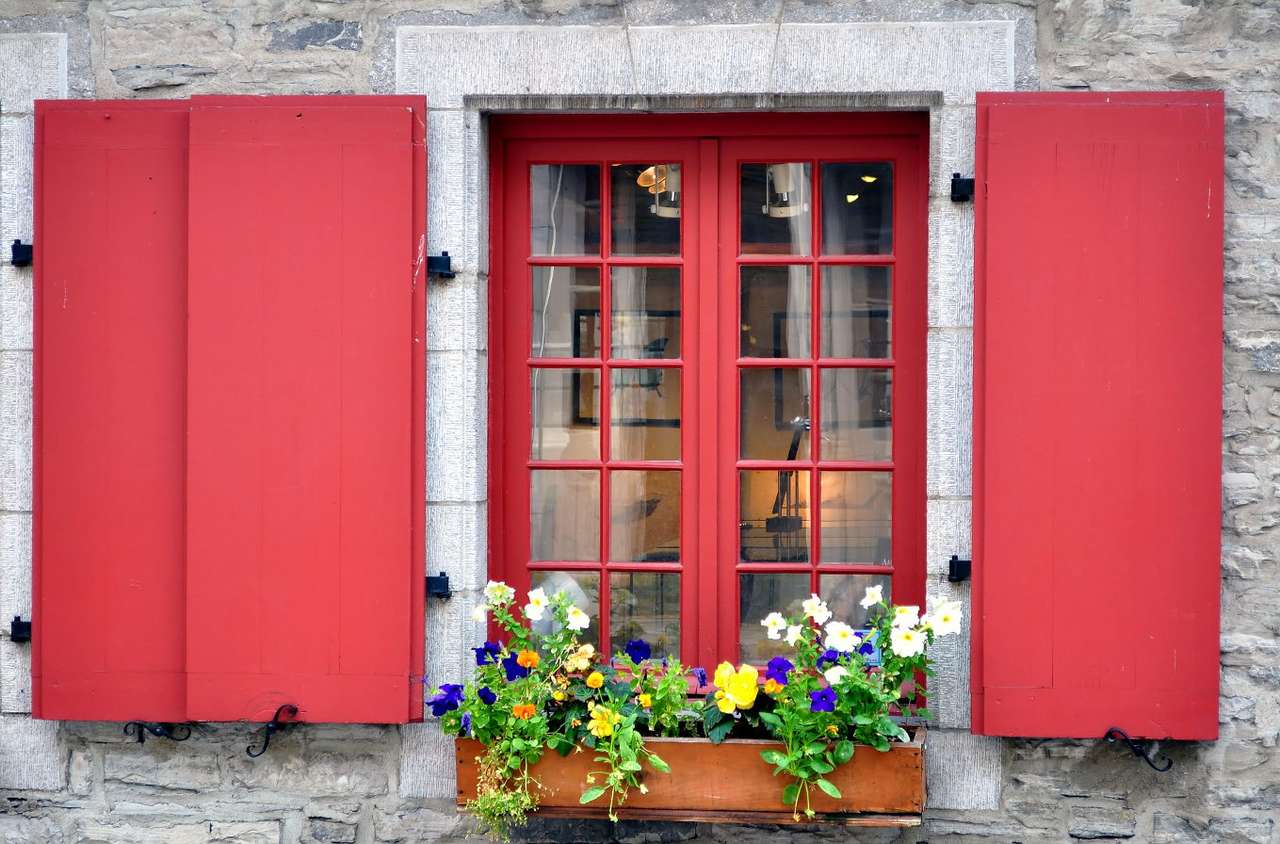 Okno z czerwonymi okiennicami w Quebec (Kanada) puzzle