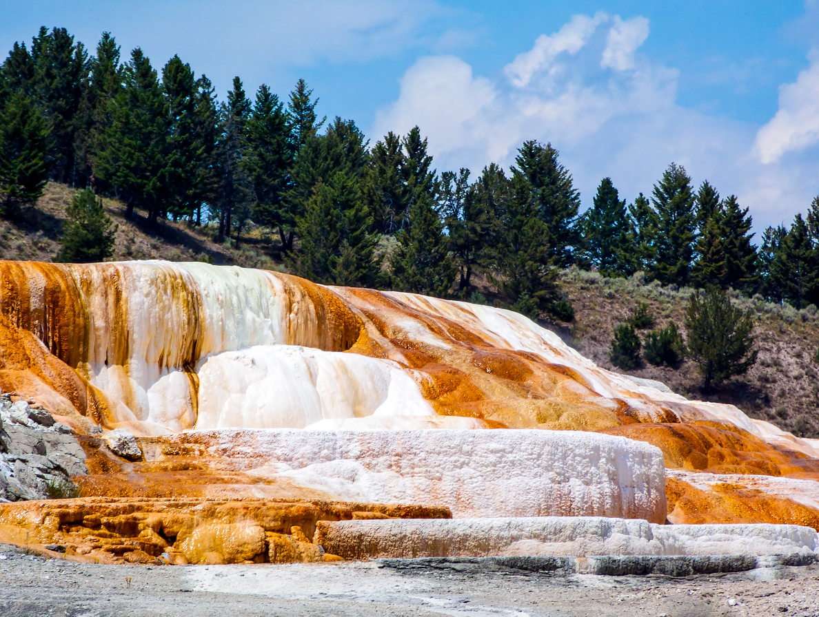 Gorące źródła Mammoth w Parku Yellowstone (USA) puzzle online