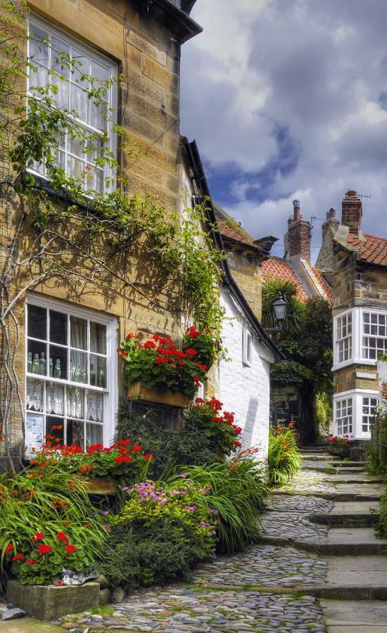 Urokliwe domki w mieście Robin Hood's Bay (Wielka Brytania) puzzle online