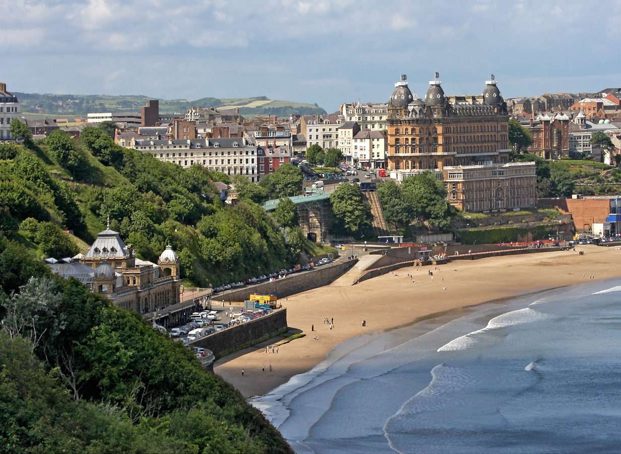 Plaża miejska w Scarborough (Wielka Brytania) puzzle online ze zdjęcia