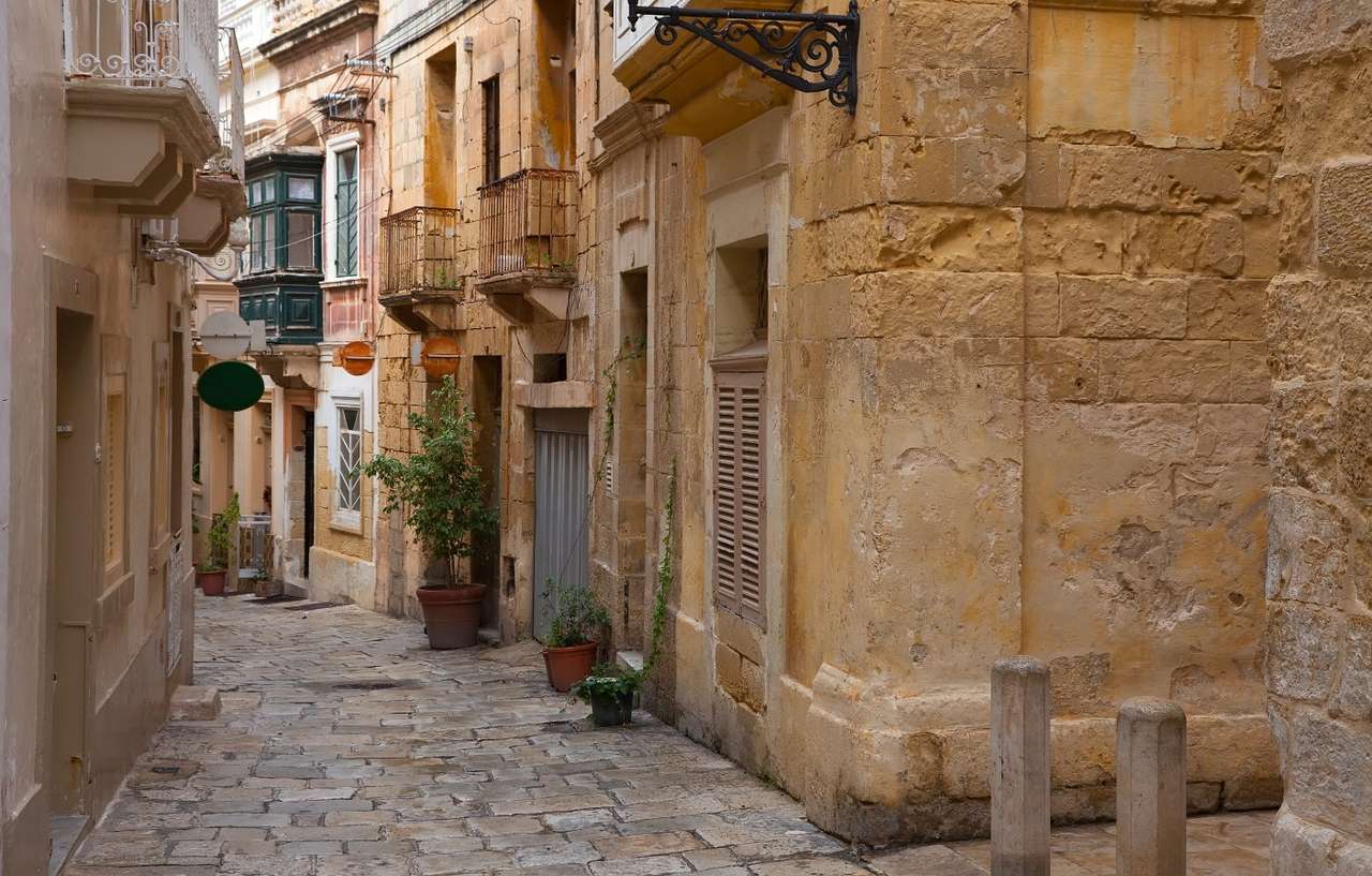 Wąska uliczka w mieście Vittoriosa (Malta) puzzle online