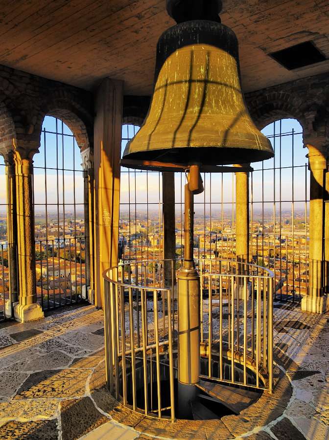 Panorama Cremony rozciągająca się z dzwonnicy (Włochy) puzzle online