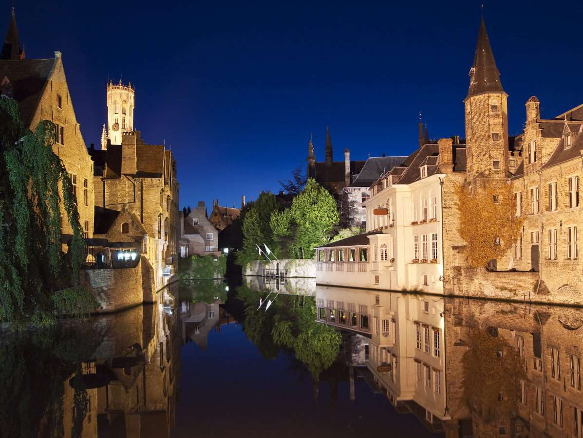 Nocny widok na kanał w Brugii (Belgia) puzzle online ze zdjęcia