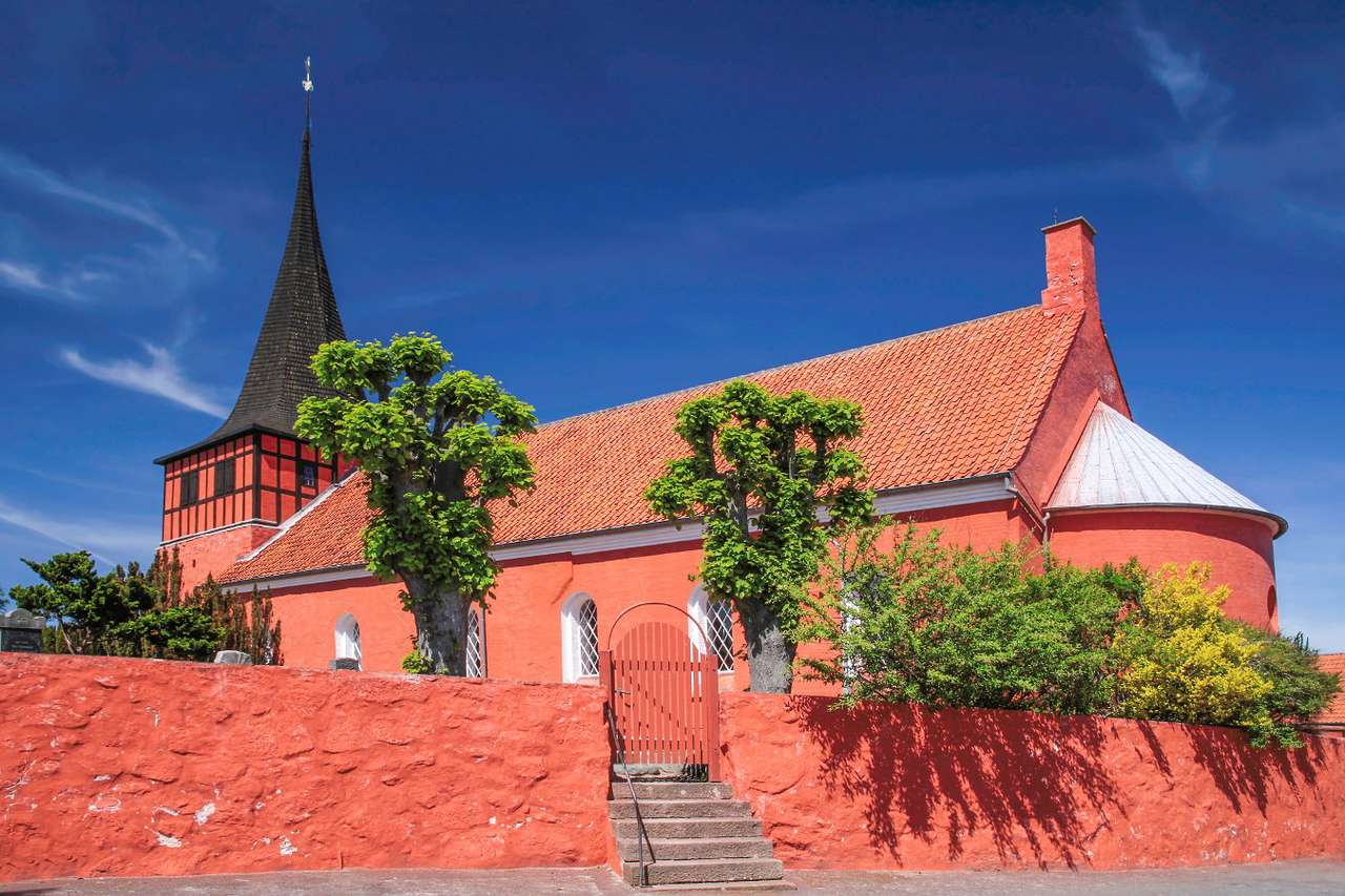 Czerwony kościół Svaneke Kirke (Dania) puzzle online ze zdjęcia