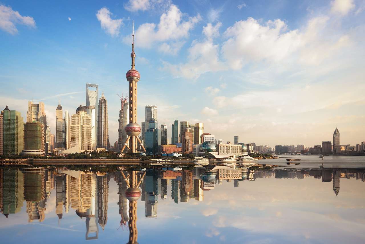 Panorama Szanghaju odbita w lustrze wody (Chiny) puzzle online