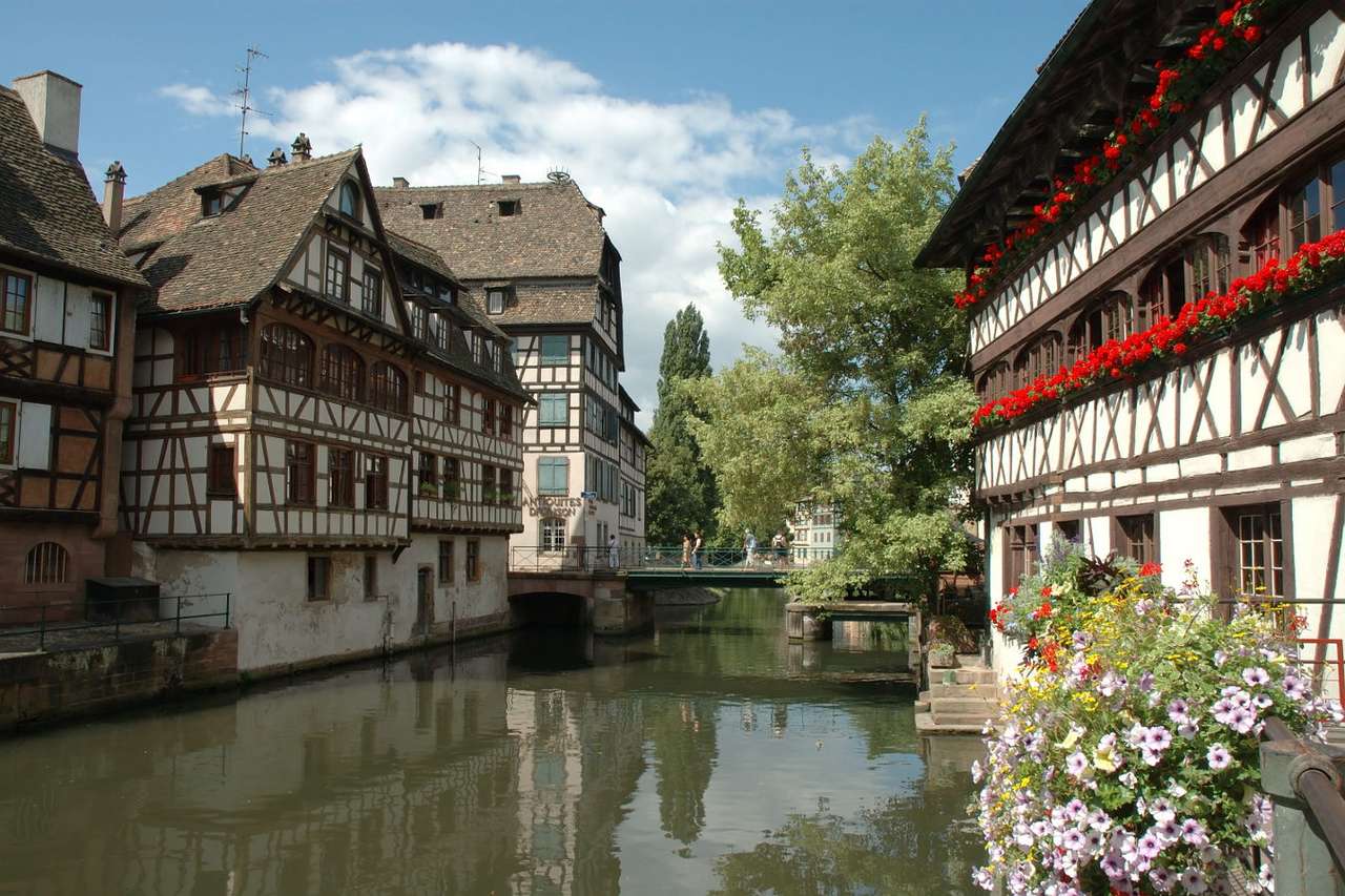 Stare kamienice nad kanałem w Strasburgu (Francja) puzzle online