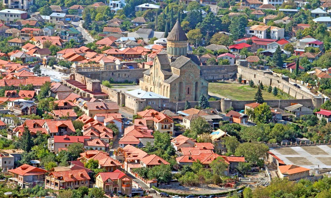 Panorama miasta Mccheta z katedrą Sweti Cchoweli (Gruzja) puzzle online
