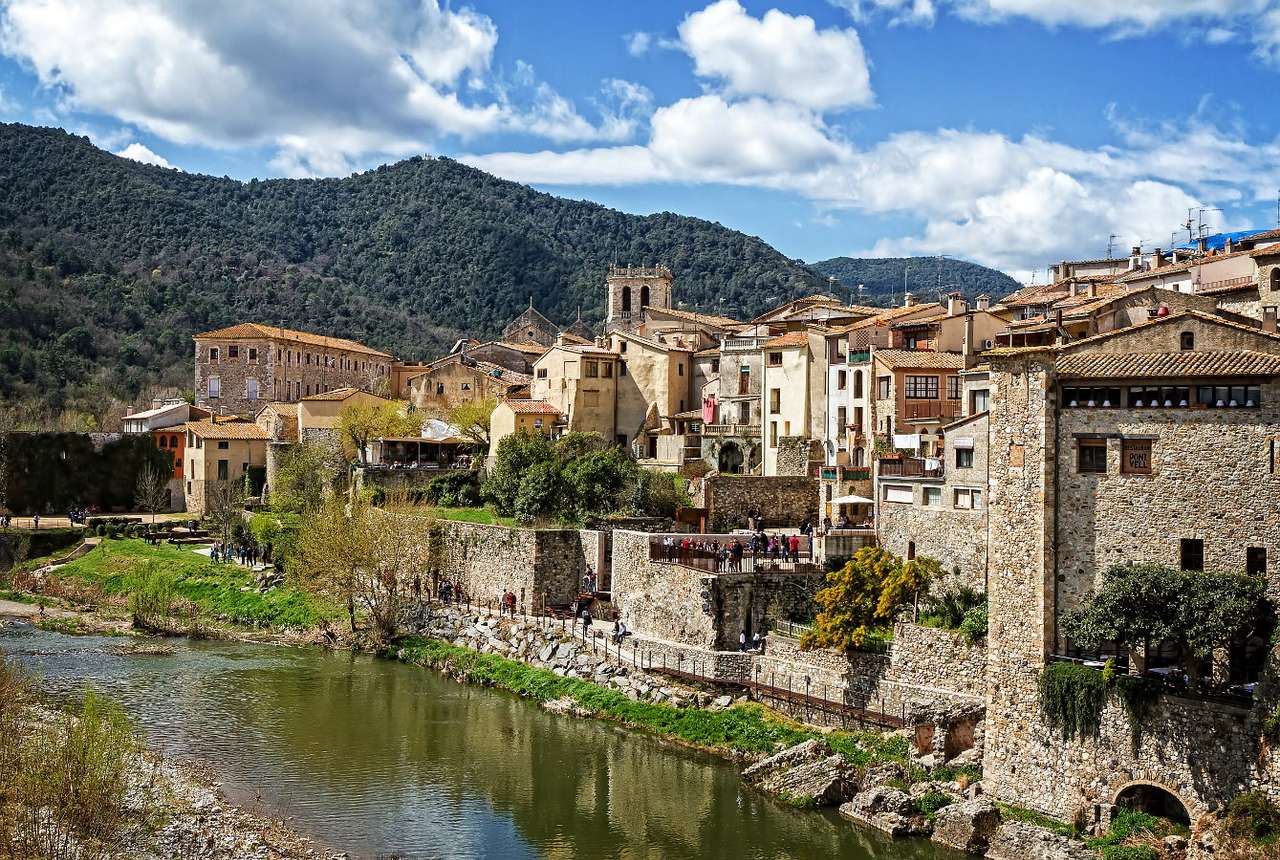 Średniowieczne miasteczko Besalu w Katalonii (Hiszpania) puzzle online ze zdjęcia