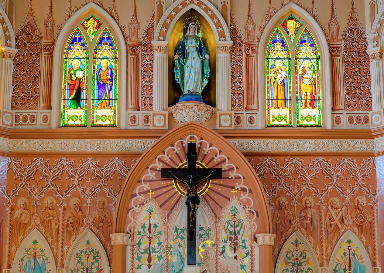 Wnętrze świątyni katolickiej puzzle online ze zdjęcia