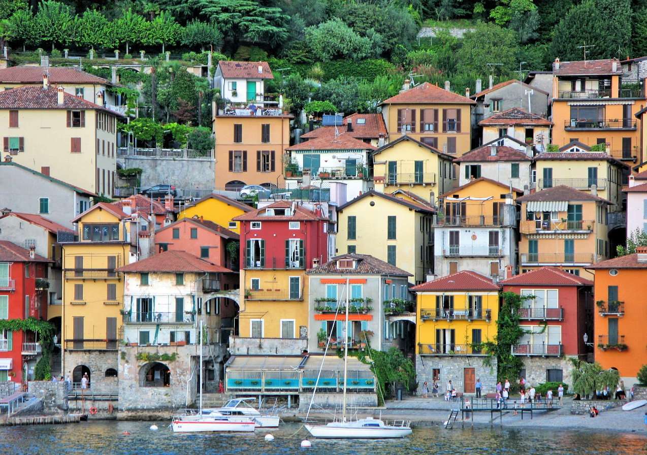 Kolorowe domy w Varennie nad jeziorem Como (Włochy) puzzle