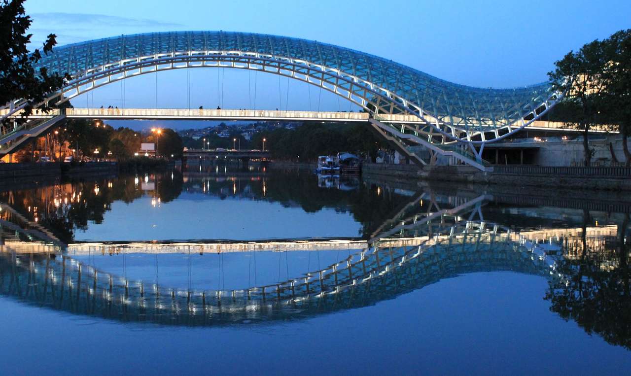 Nowoczesny most w Tbilisi (Gruzja) puzzle online