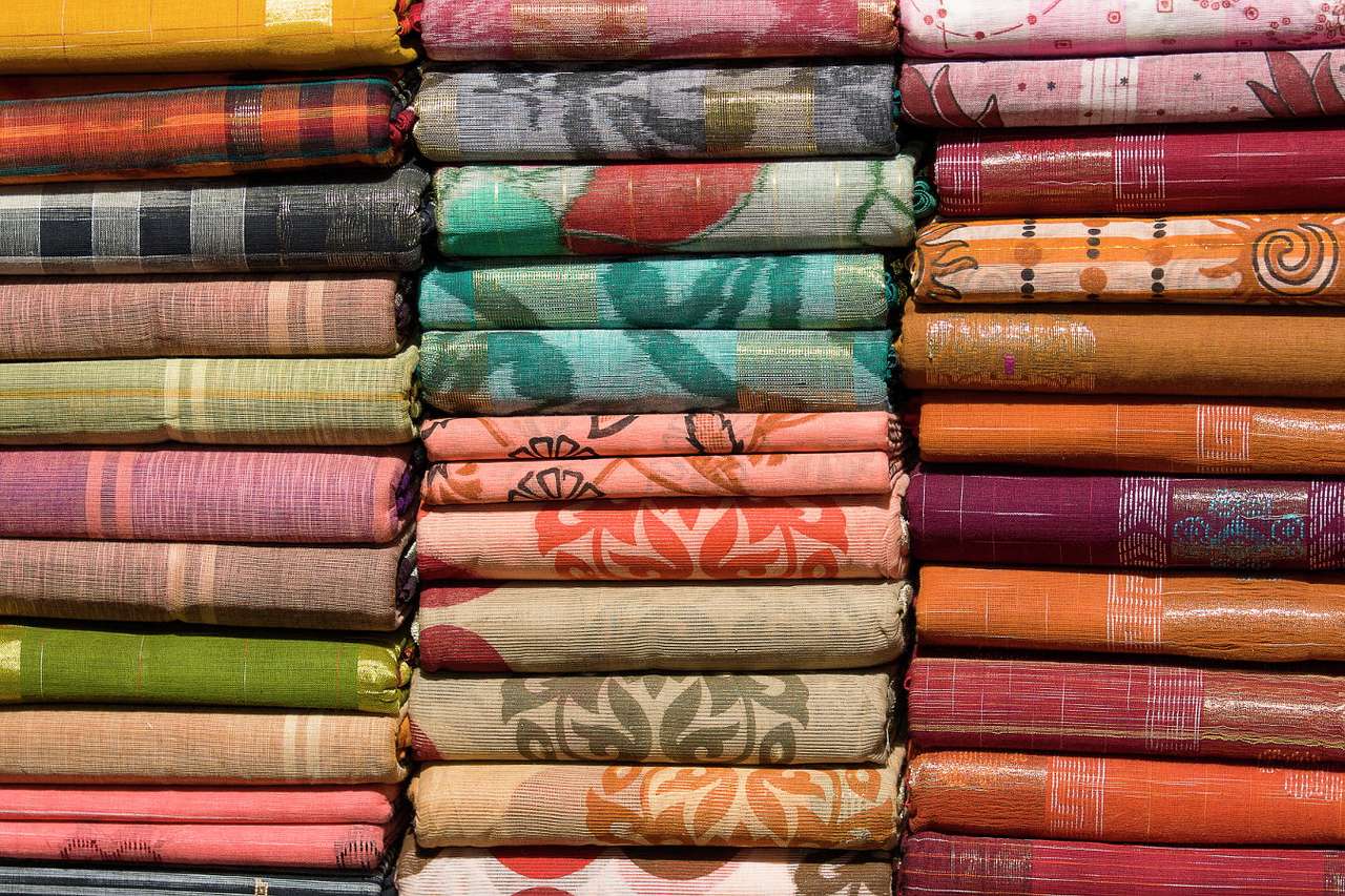 Kolorowe tkaniny na bazarze w Indiach puzzle online