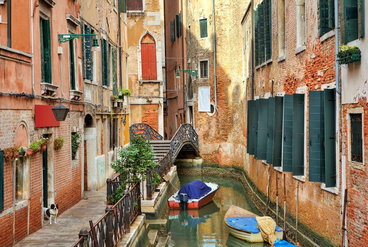 Kanał między budynkami w Wenecji (Włochy) puzzle