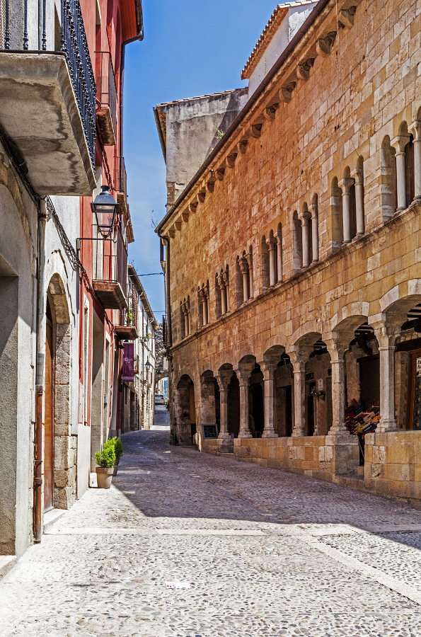 Wąska uliczka w miasteczku Besalú (Hiszpania) puzzle ze zdjęcia