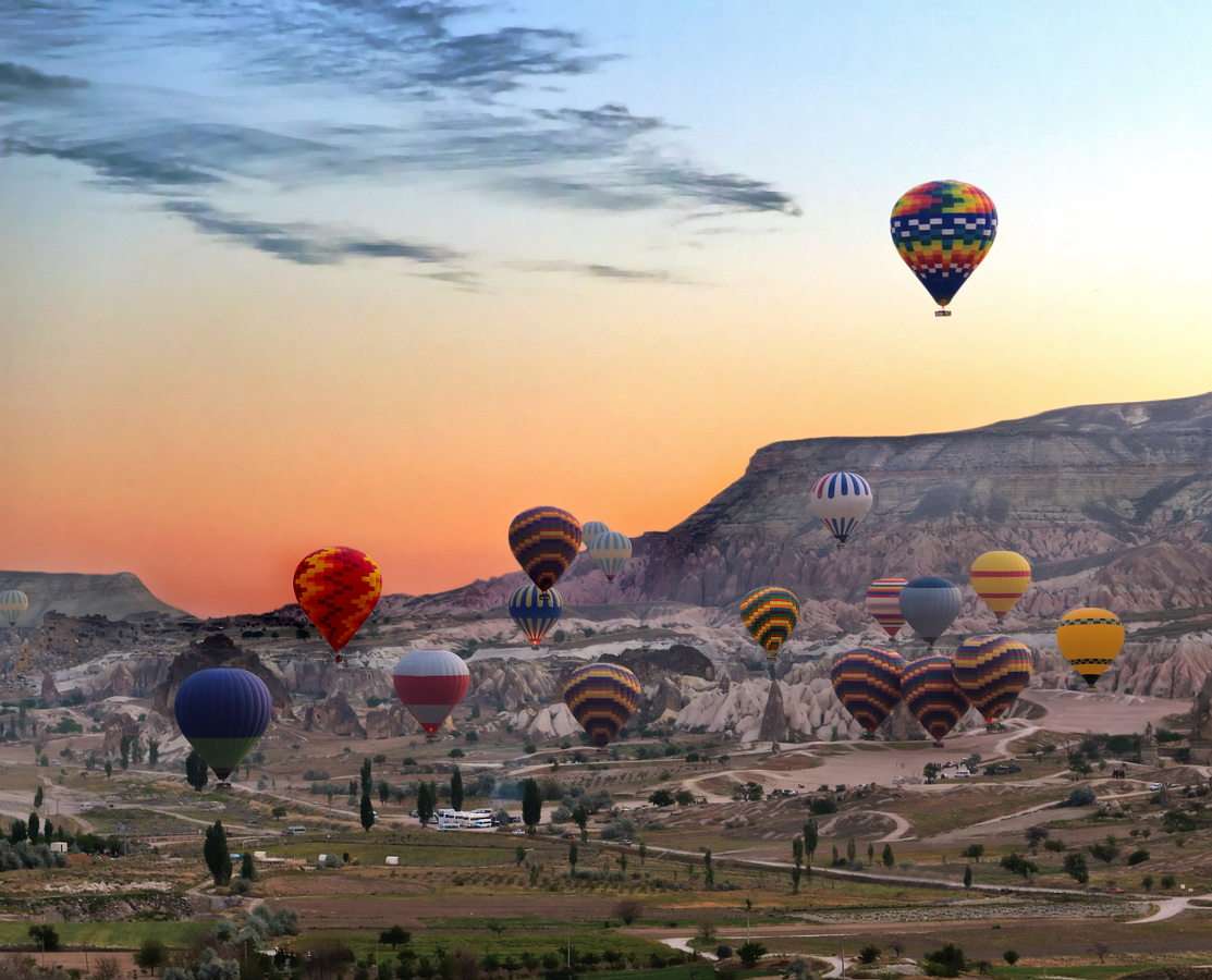 Balony na tle wschodu słońca w Kapadocji (Turcja) puzzle online