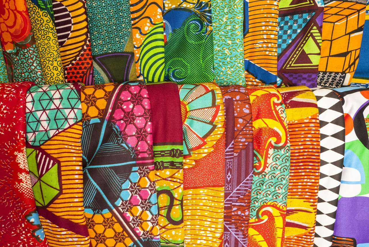 Tradycyjne afrykańskie tkaniny na straganie w Ghanie puzzle online ze zdjęcia