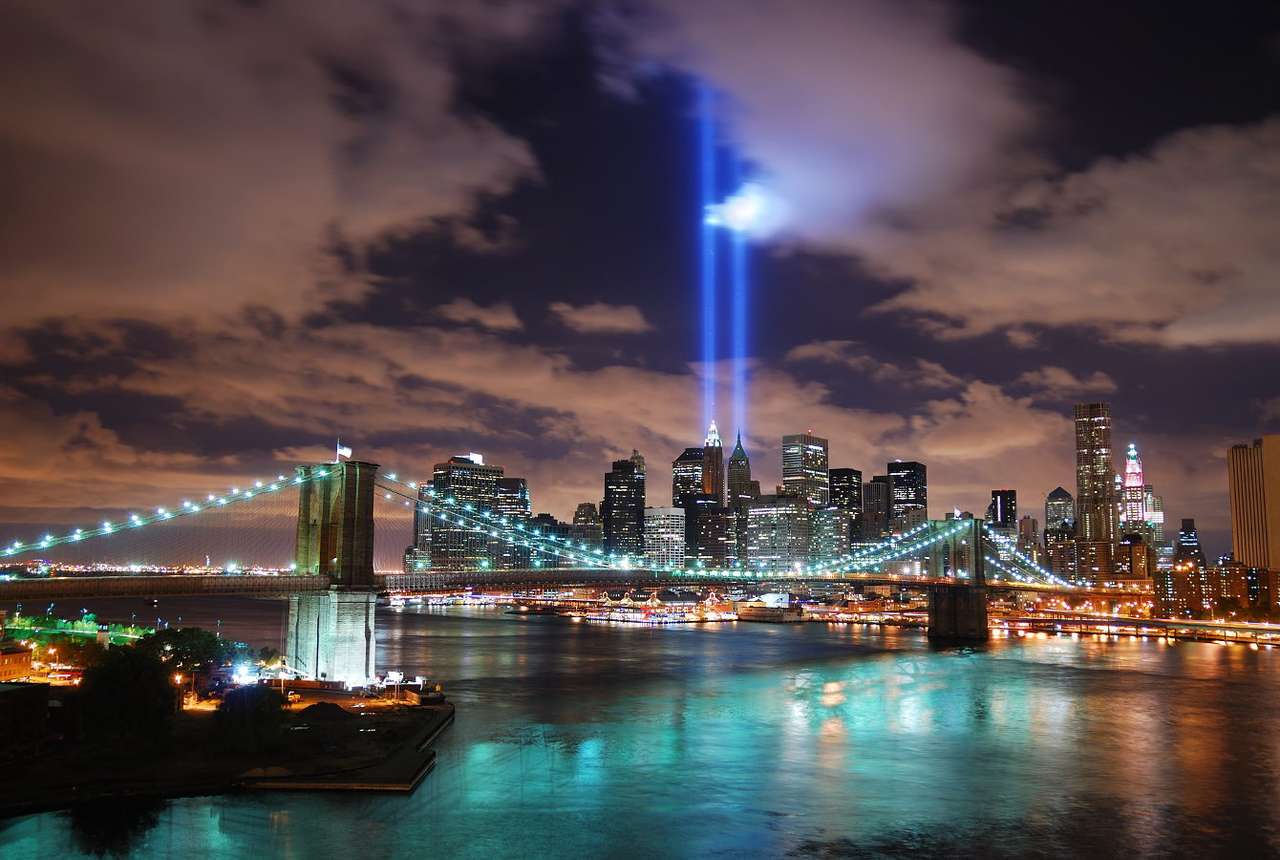 Wieczorna panorama Manhattanu z pomnikiem świetlnym (USA) puzzle online