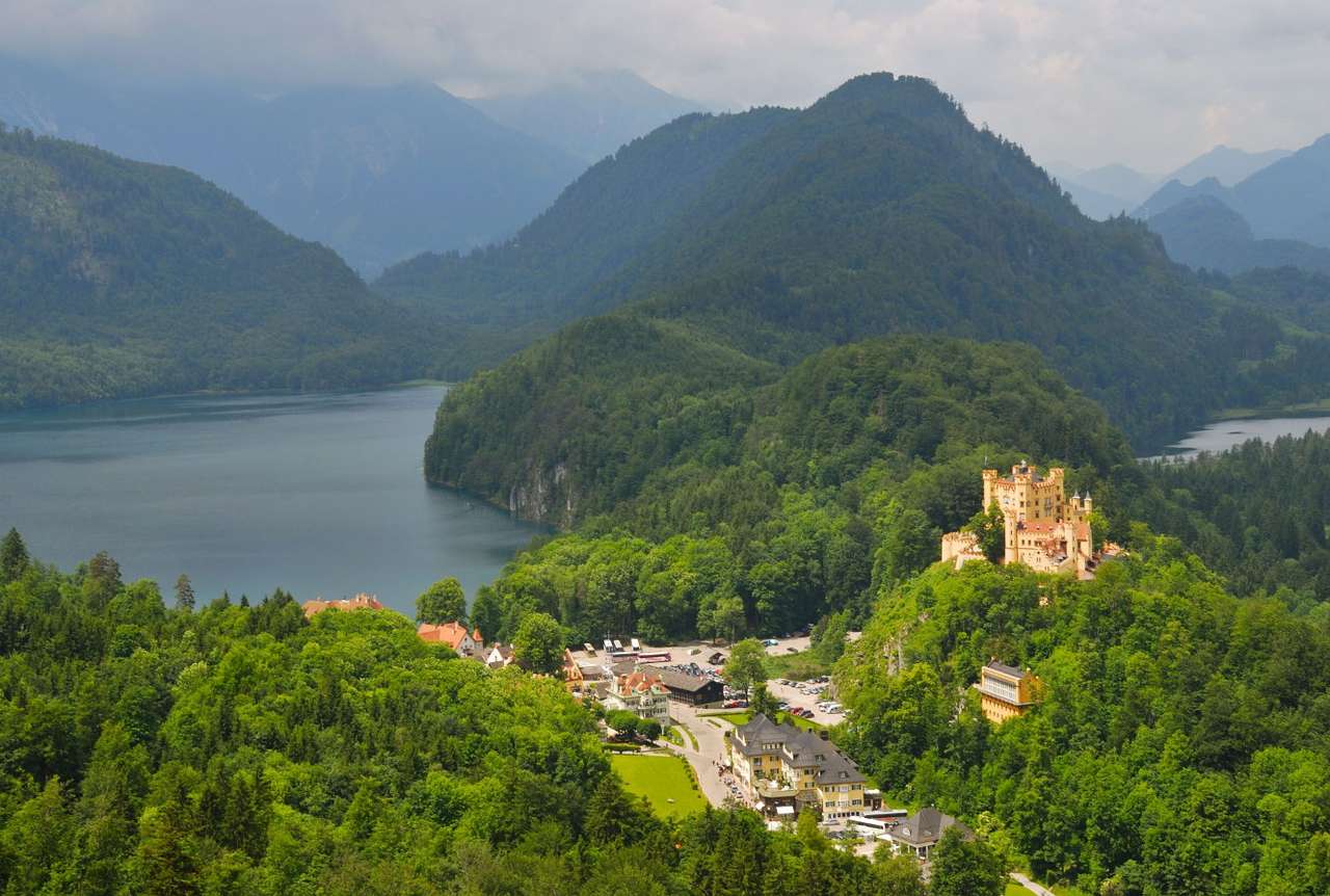 Zamek Hohenschwangau w Alpach Bawarskich (Niemcy) puzzle ze zdjęcia