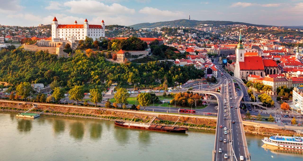 Panorama Bratysławy z zamkiem (Słowacja) puzzle online ze zdjęcia