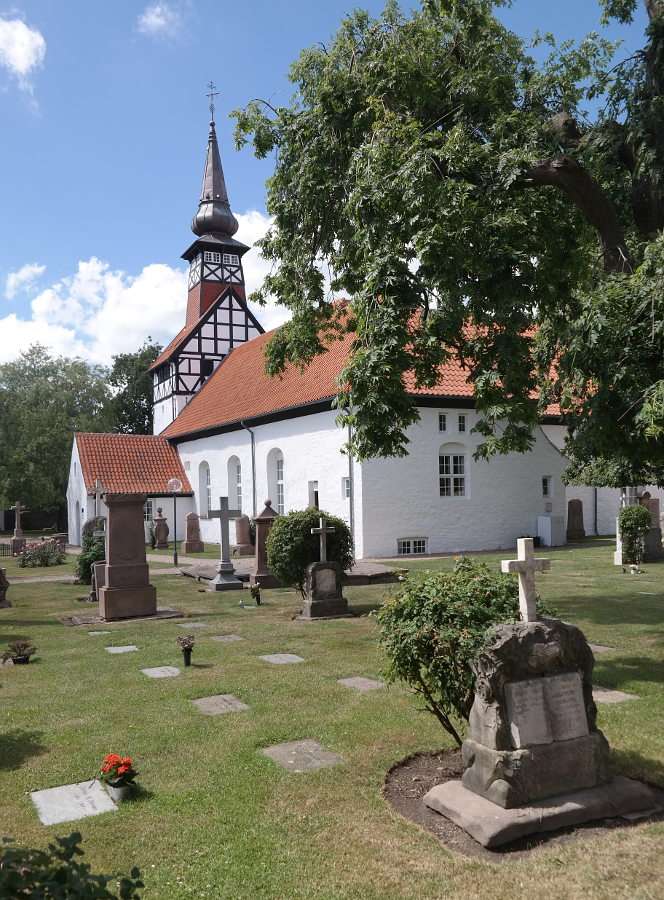 Kościół i cmentarz w Nexø (Dania) puzzle online ze zdjęcia