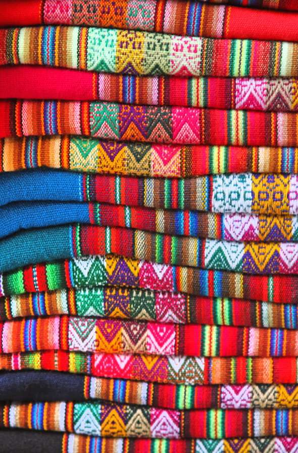 Tkaniny na targu (Peru) puzzle online ze zdjęcia