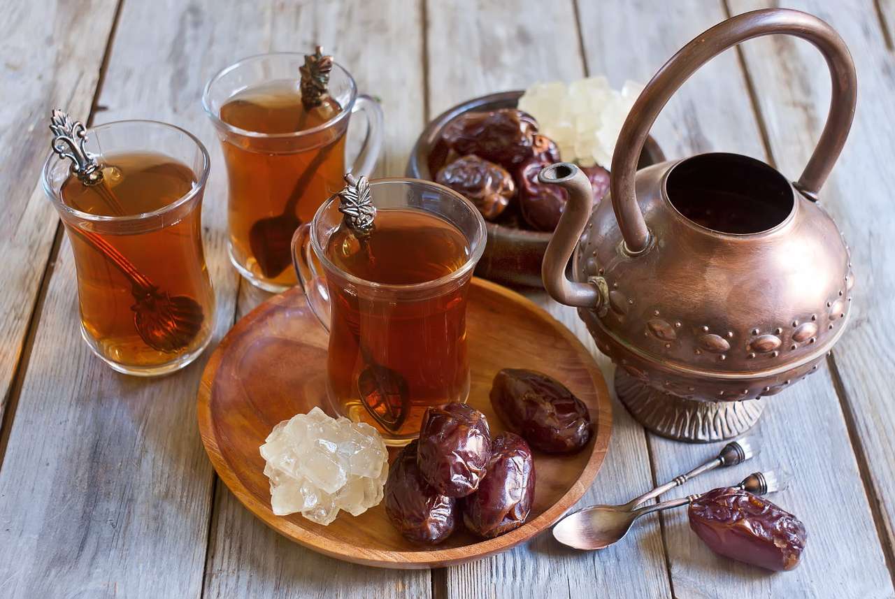 Arabska herbata z suszonymi daktylami puzzle ze zdjęcia