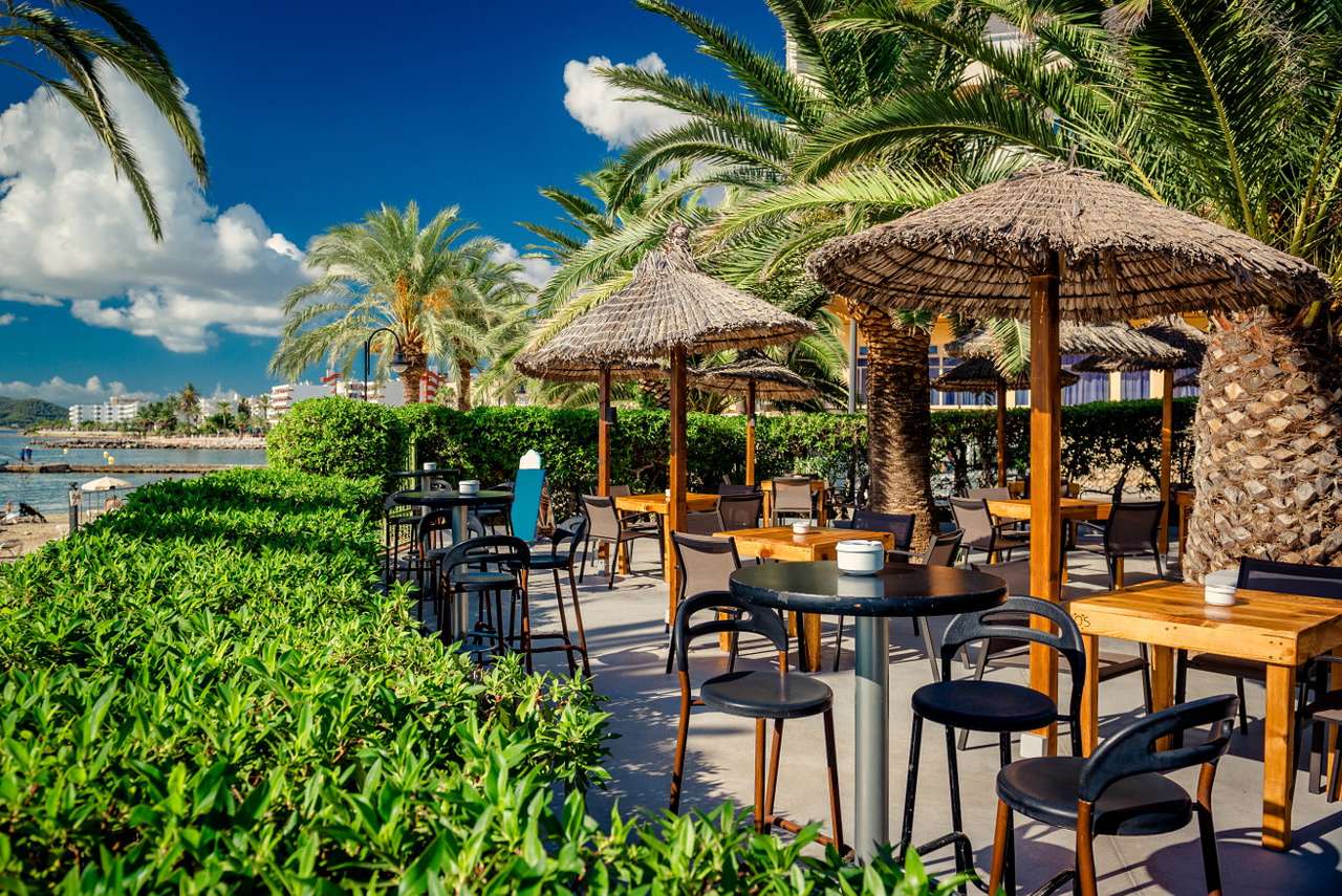 Restauracja na plaży na Ibizie (Hiszpania) puzzle online ze zdjęcia