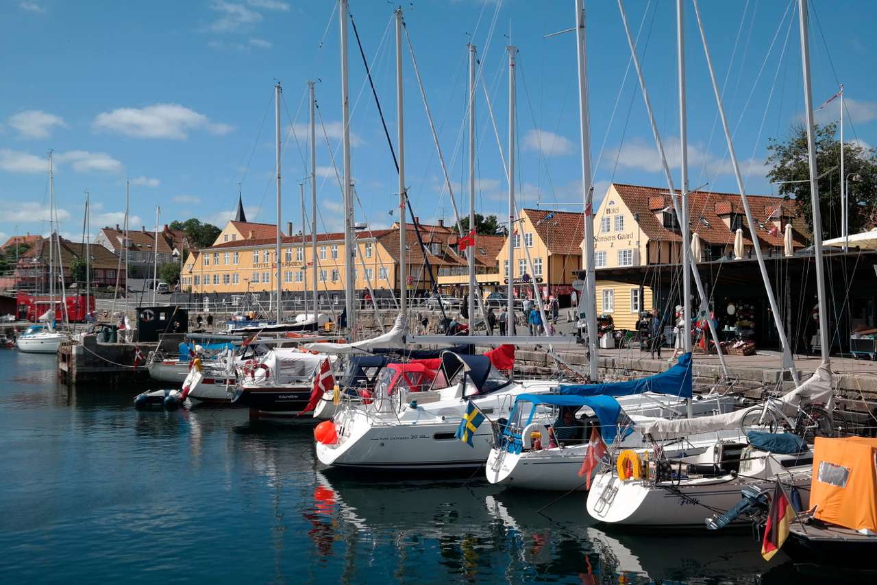 Jachty w porcie w Svaneke (Dania) puzzle online ze zdjęcia