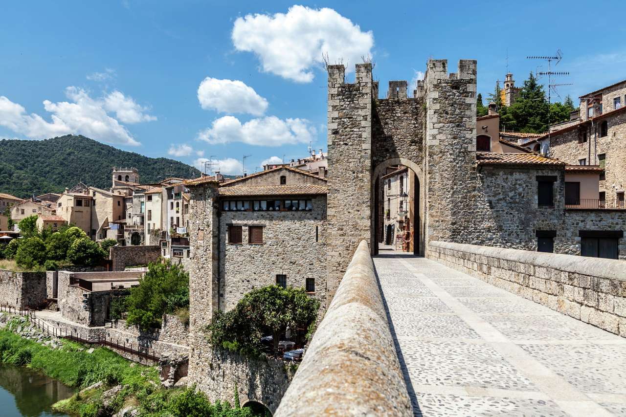 Średniowieczne mury miasteczka Besalú (Hiszpania) puzzle online