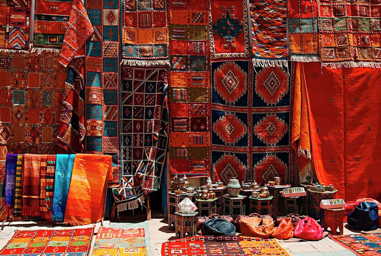Stragan z dywanami w Marrakeszu (Maroko) puzzle ze zdjęcia
