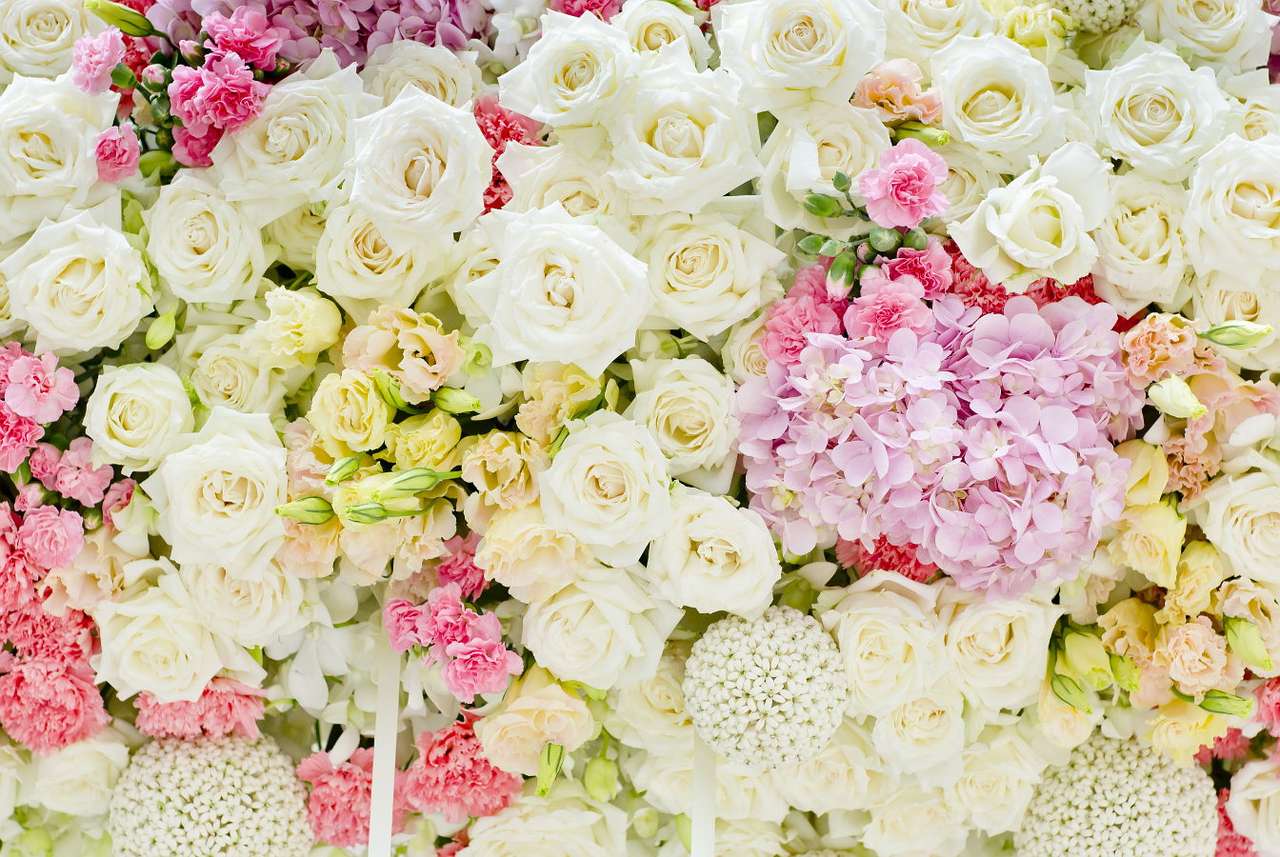 Kompozycja z pastelowych kwiatów puzzle online