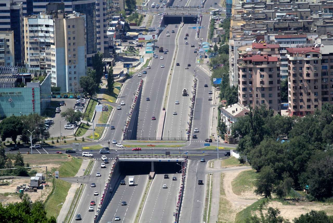Droga w mieście Ałmaty (Kazachstan) puzzle online ze zdjęcia