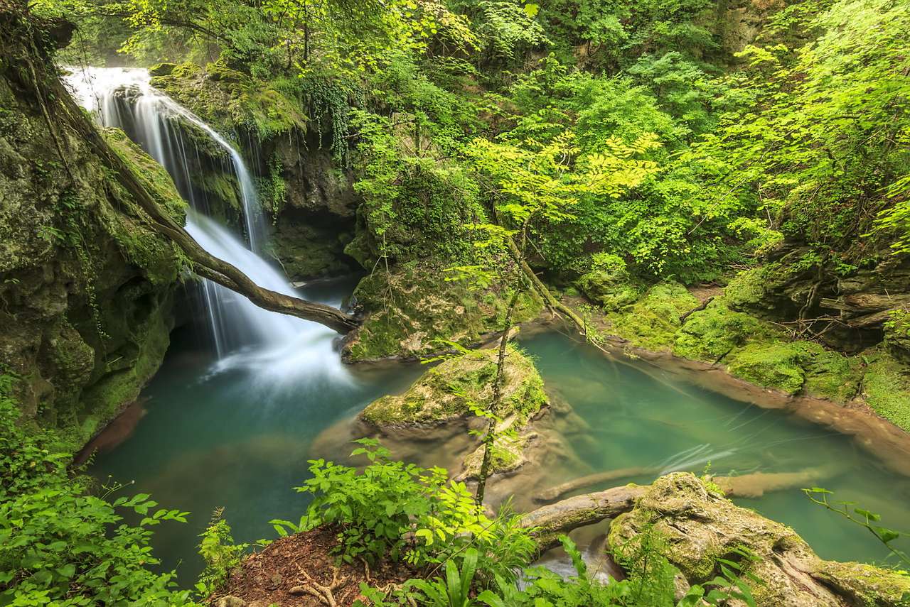 Wodospad w Górach Aninei (Rumunia) puzzle online