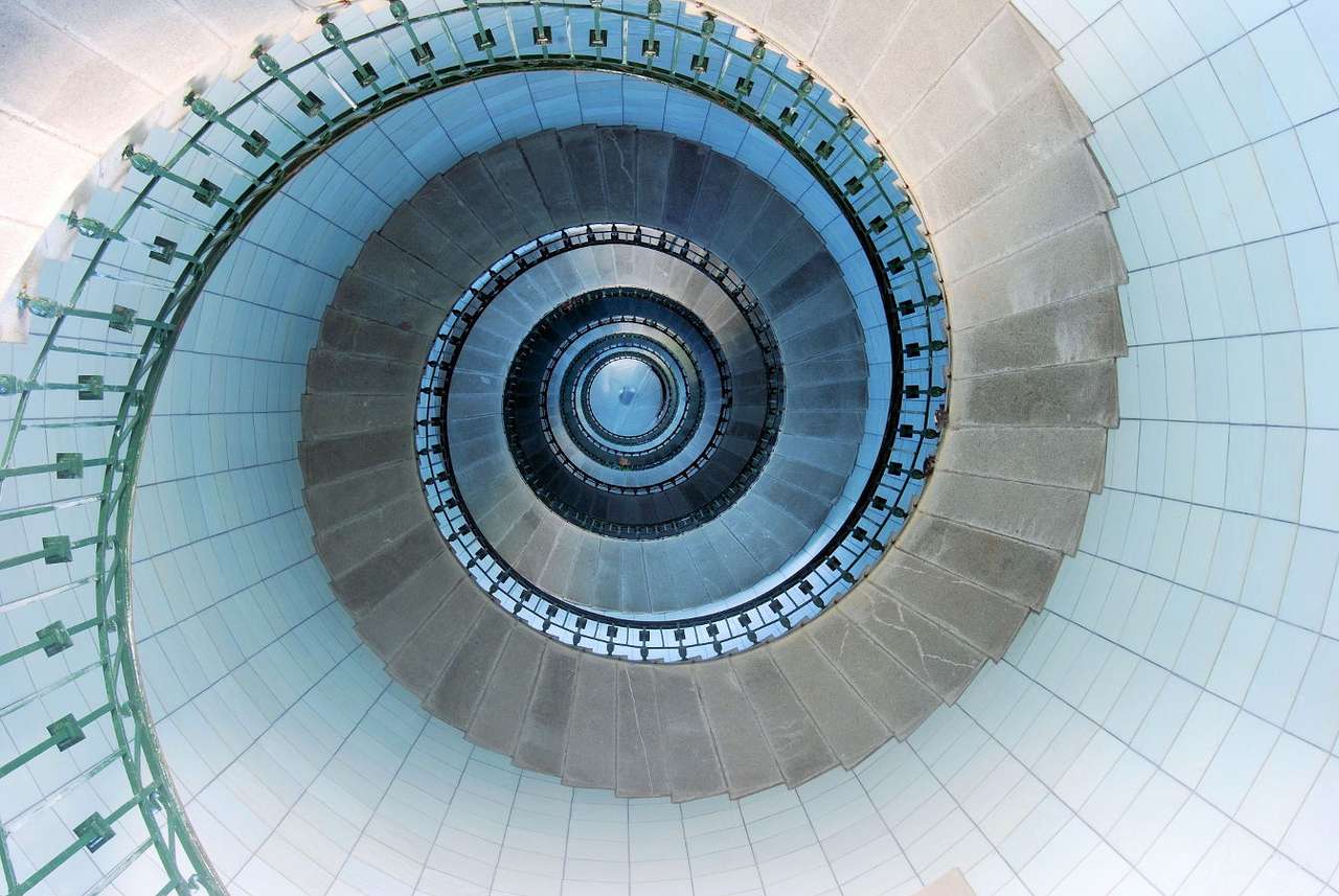 Spiralne schody latarni morskiej Eckmühl w Bretanii (Francja) puzzle ze zdjęcia